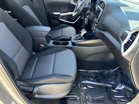Used 2025 Kia Soul LX w/ LX Technology Package FWD image 9