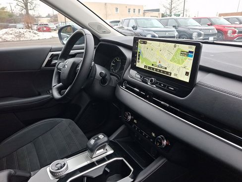 Used 2025 Mitsubishi Outlander SE image 12