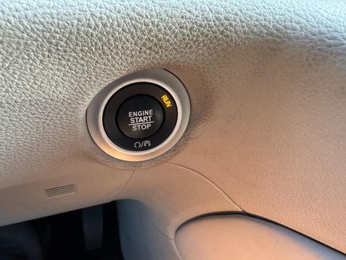 Used 2022 Chrysler Pacifica Limited image 24