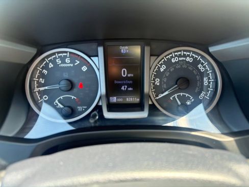 Used 2018 Toyota Tacoma SR5 AWD/4WD image 12