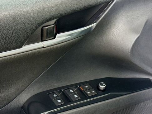 Used 2019 Toyota Camry XLE image 18