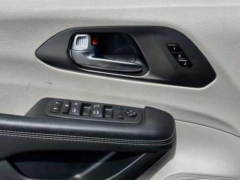 Used 2023 Chrysler Pacifica Touring-L FWD image 17
