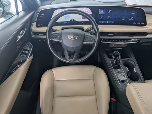 Used 2025 Cadillac XT4 Premium Luxury FWD image 15