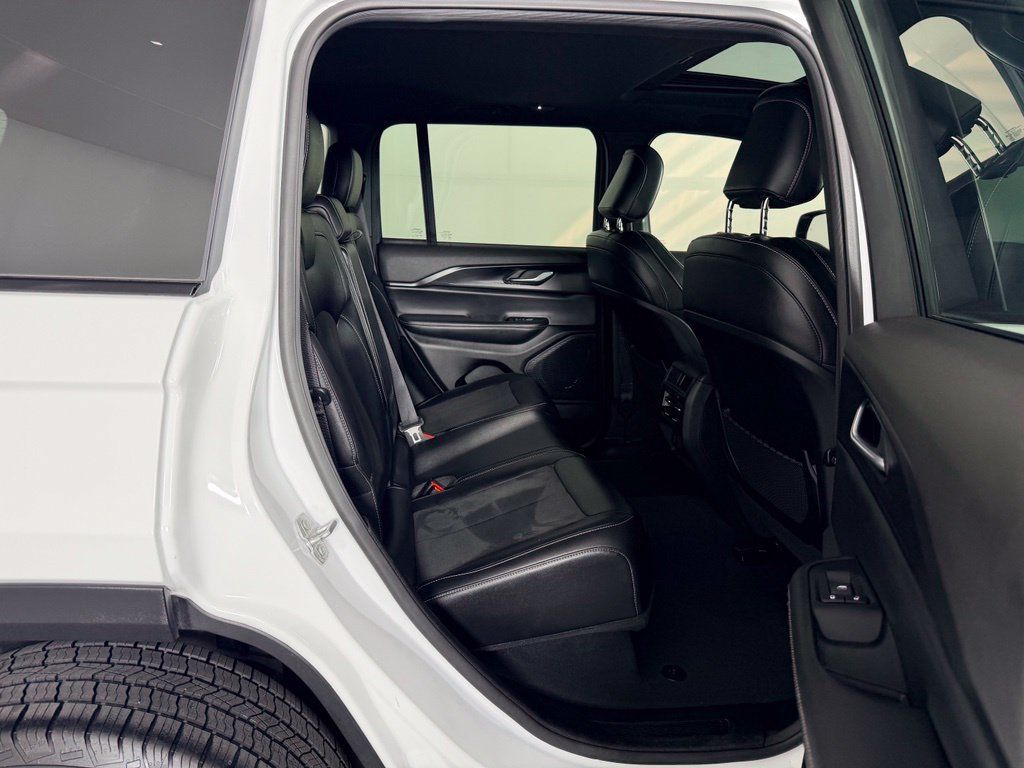 Used 2025 Jeep Grand Cherokee Altitude RWD image 38