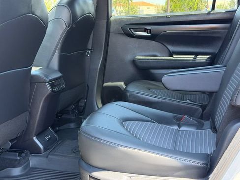 Used 2025 Toyota Highlander XSE AWD/4WD image 19