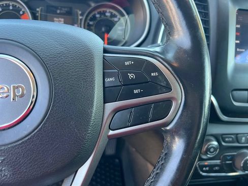 Used 2020 Jeep Cherokee Latitude Plus w/ Cold Weather Group AWD/4WD image 37
