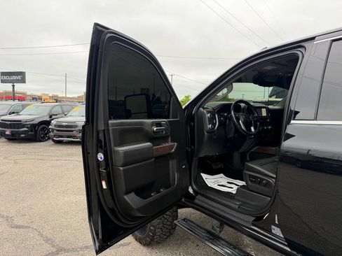Used 2022 GMC Sierra 2500 Denali w/ Denali Black Diamond Edition AWD/4WD image 11