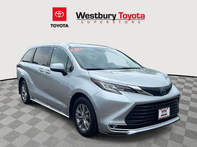 Used 2021 Toyota Sienna XLE FWD image 1