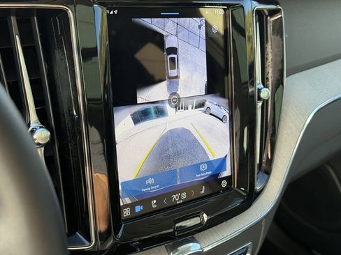 Used 2025 Volvo XC60 B5 Plus image 22