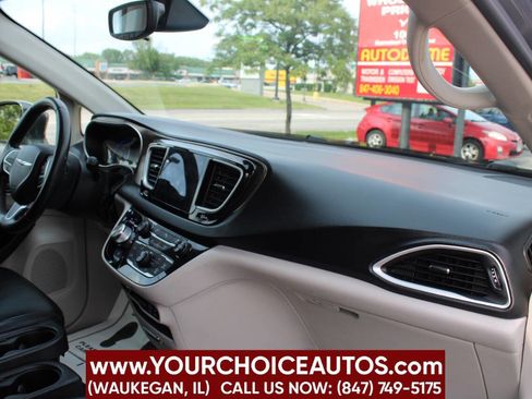 Used 2018 Chrysler Pacifica Touring-L image 17