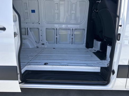 Used 2024 Mercedes-Benz Sprinter 2500 image 4