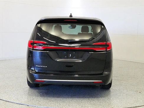 Used 2023 Chrysler Pacifica Touring-L FWD image 6