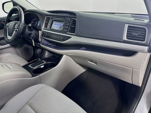 Used 2015 Toyota Highlander LE FWD image 34