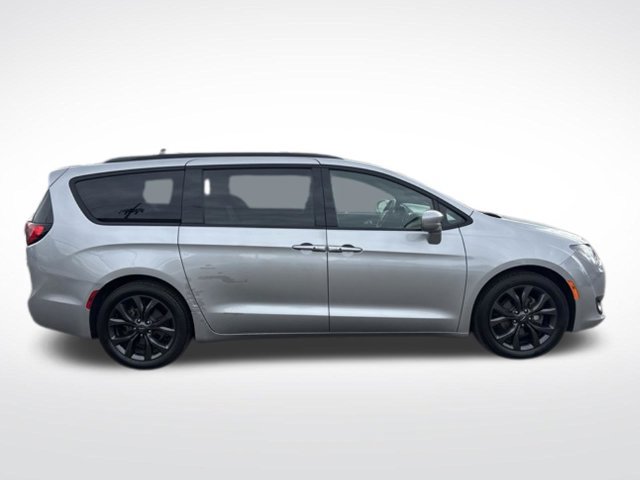 Used 2018 Chrysler Pacifica Touring-L w/ Premium Audio Group FWD image 10