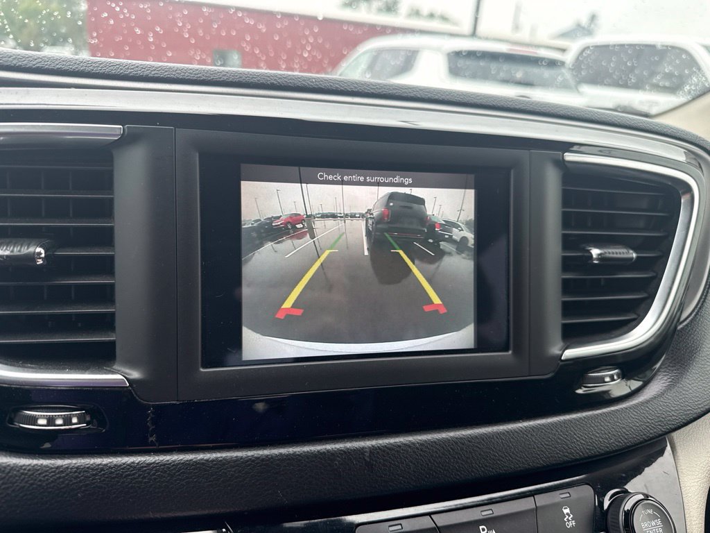 Used 2020 Chrysler Pacifica Touring FWD image 15