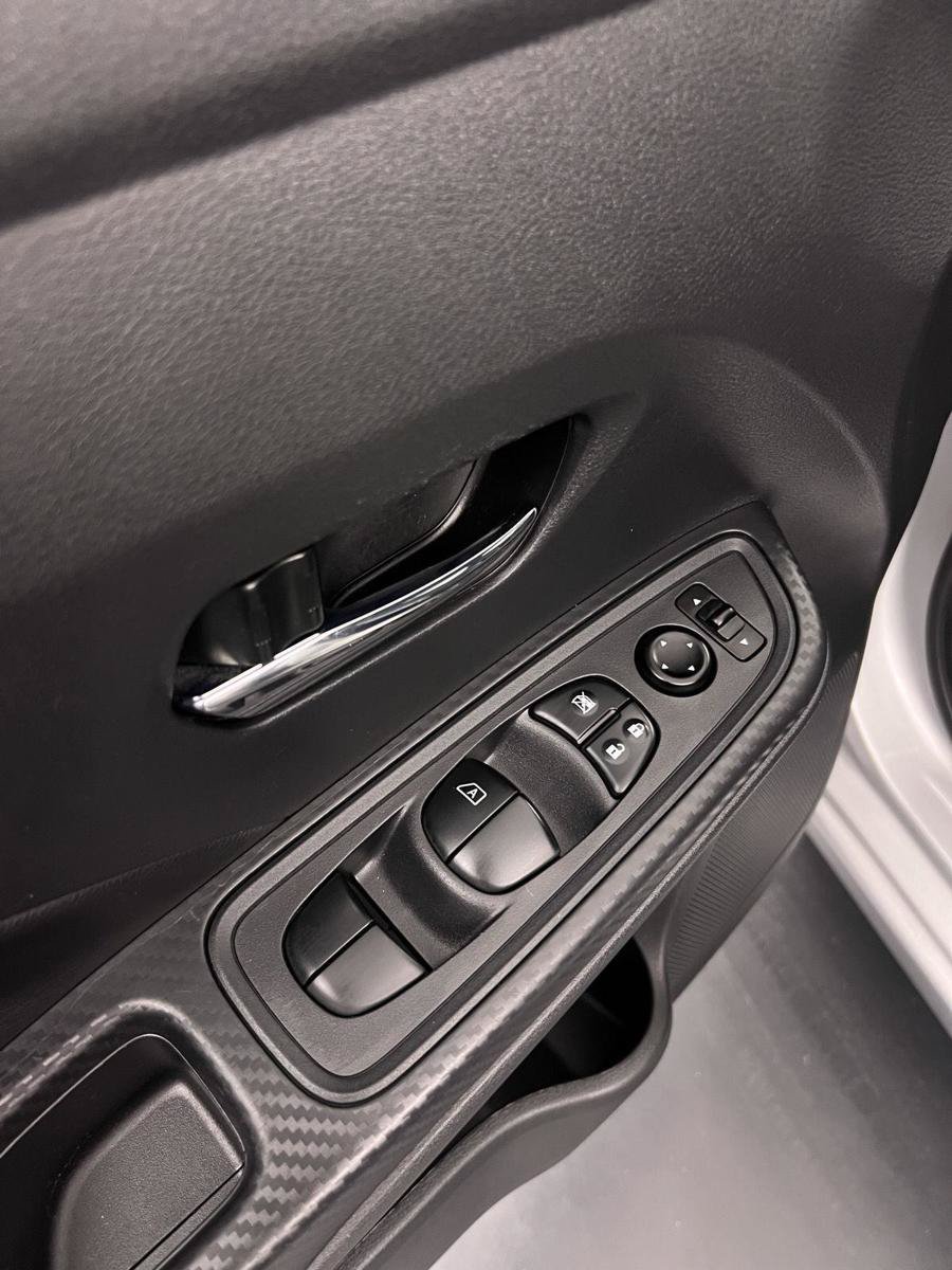 Used 2020 Nissan Versa SV FWD image 27