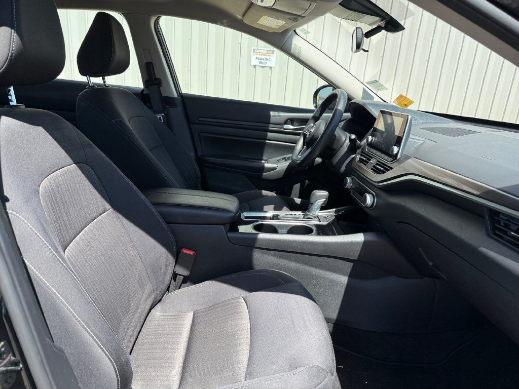 Used 2024 Nissan Altima 2.5 SV FWD image 36