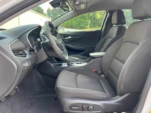 Used 2019 Chevrolet Malibu LT w/ Driver Confidence Package II FWD image 4