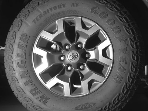 Used 2023 Toyota Tacoma TRD Off-Road w/ Advanced Technology Package AWD/4WD image 10