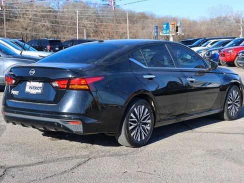 Used 2025 Nissan Altima 2.5 SV image 3