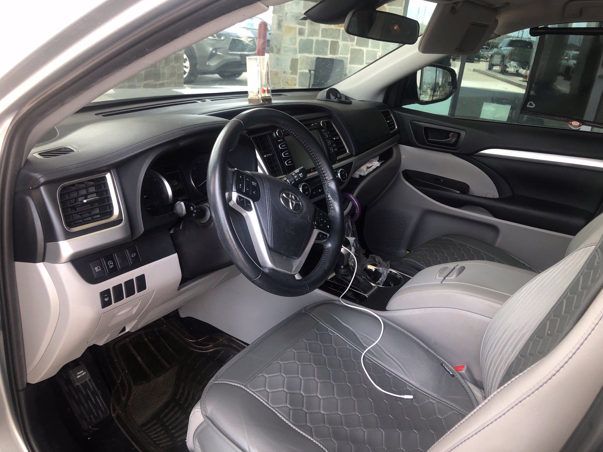 Used 2019 Toyota Highlander Plus FWD image 9