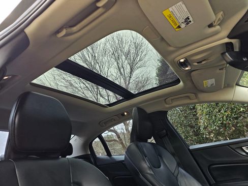 Used 2020 Volvo S60 T5 Momentum image 25