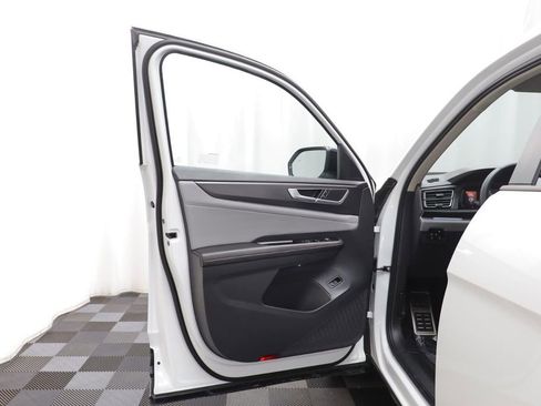 Used 2025 Volkswagen Atlas Peak Edition SE AWD/4WD image 4