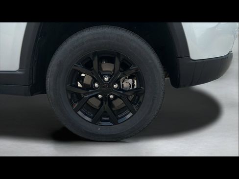 Used 2025 Jeep Grand Cherokee Altitude image 27