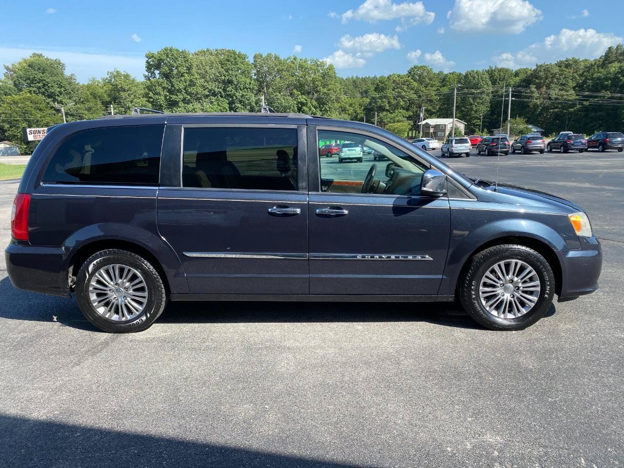 Used 2014 Chrysler Town & Country Touring-L w/ Driver Convenience Group FWD image 5