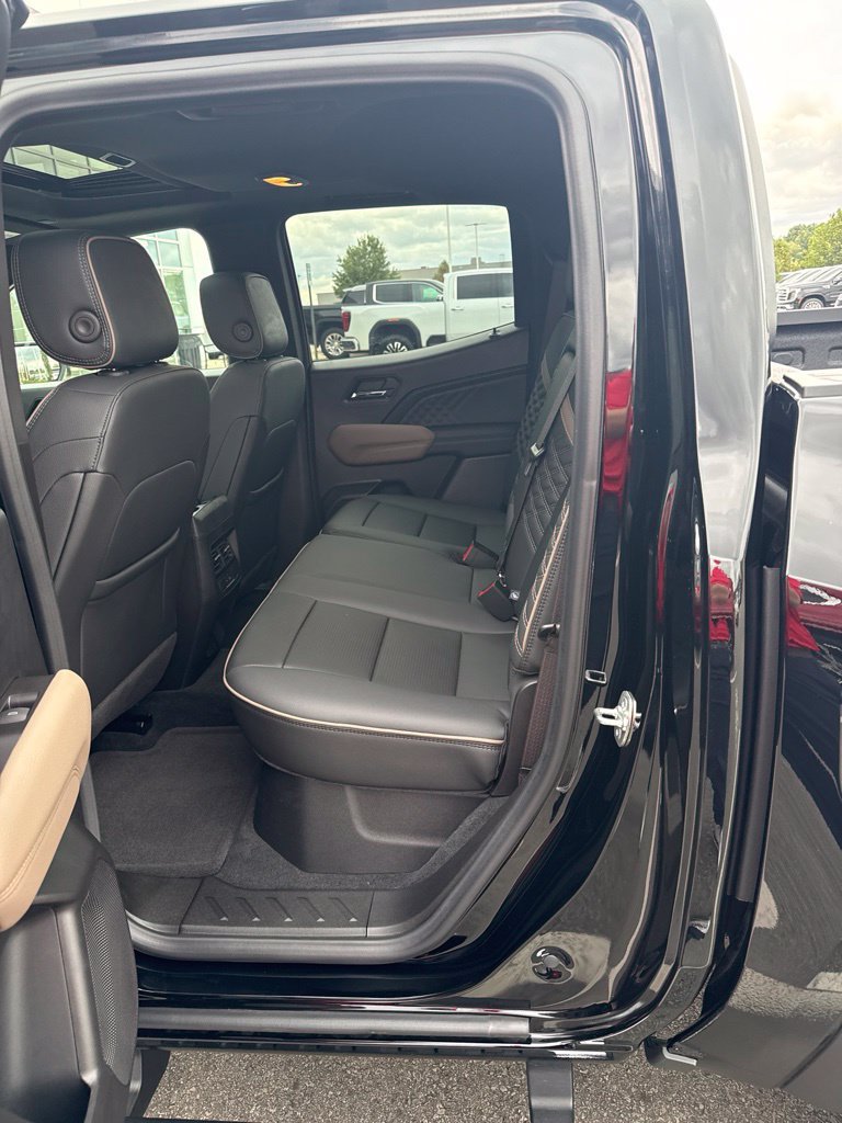 Used 2024 GMC Canyon Denali AWD/4WD image 9