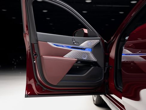 Used 2023 BMW i7 xDrive60 w/ Parking Assistance Package image 51