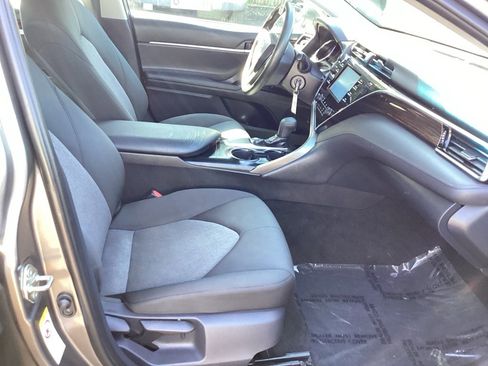 Used 2018 Toyota Camry LE image 10