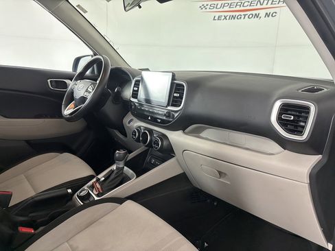Used 2025 Hyundai Venue SEL FWD image 29