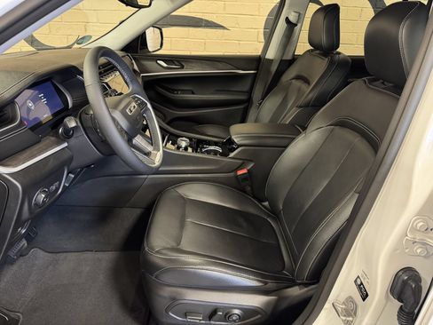 Used 2023 Jeep Grand Cherokee Limited AWD/4WD image 18