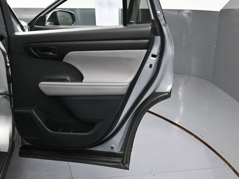 Used 2021 Toyota Highlander L image 41