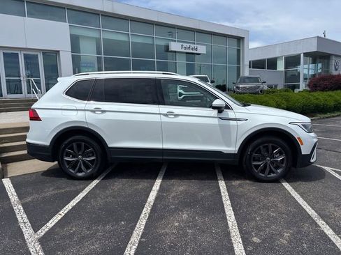Certified 2023 Volkswagen Tiguan SE w/ Panoramic Sunroof Package FWD image 2