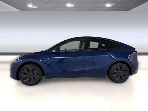 Used 2024 Tesla Model Y Long Range AWD/4WD image 2