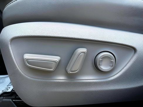 Used 2020 Toyota Highlander Limited image 11