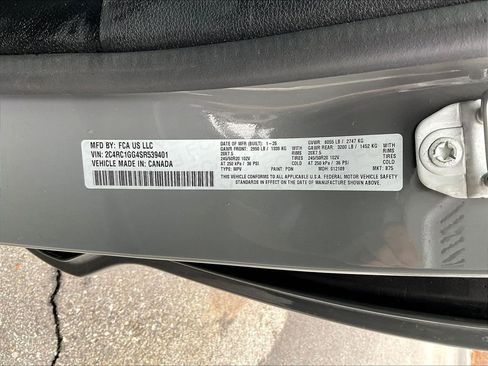 Used 2025 Chrysler Pacifica Limited FWD image 32