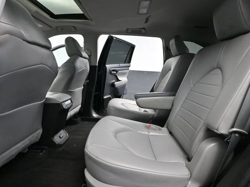 Used 2022 Toyota Highlander XLE AWD/4WD image 39