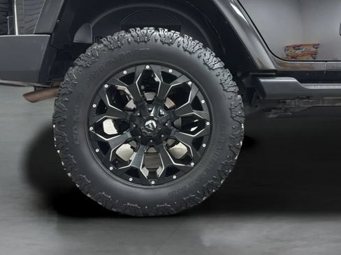 Used 2018 Jeep Wrangler Unlimited Sahara w/ Connectivity Group AWD/4WD image 33