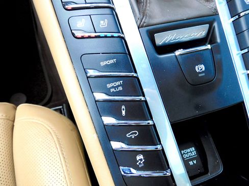 Used 2017 Porsche Macan Turbo image 21