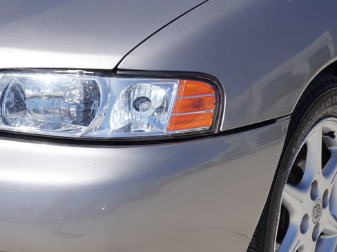 Used 2001 Nissan Altima SE FWD image 2