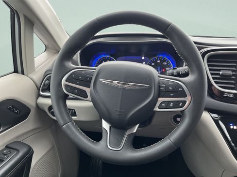 Used 2024 Chrysler Pacifica Touring-L FWD image 24