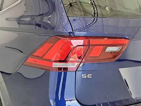 Certified 2023 Volkswagen Tiguan SE w/ Panoramic Sunroof Package FWD image 7