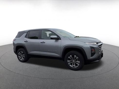 Used 2025 Chevrolet Equinox LT FWD image 2