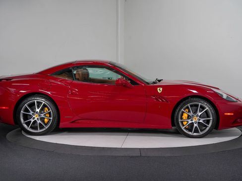 Used 2010 Ferrari California RWD image 8