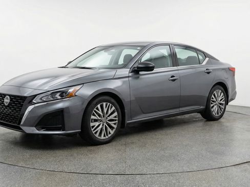 Used 2025 Nissan Altima 2.5 SV FWD image 3
