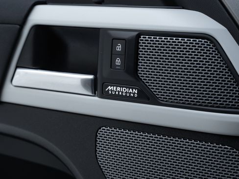 Used 2023 Land Rover Defender 90 X-Dynamic SE image 19