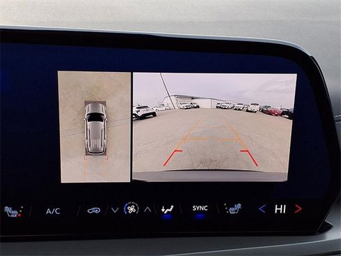 Used 2024 Chevrolet Traverse LT image 13